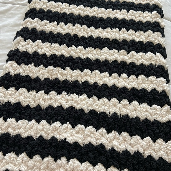 NEW Handmade Queen Chunky Bed Runner or Wrap Blanket Ivory Black Fringe - Picture 2 of 3